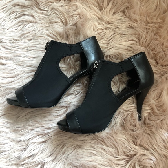 Tahari zip up heels - Picture 2 of 7